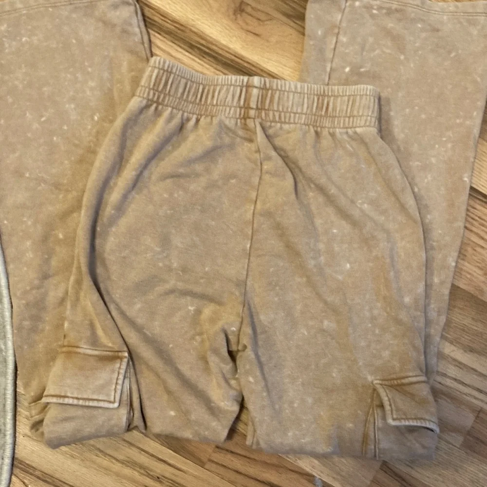 Wild Fable tan cargo sweatpants with pockets - Picture 3 of 4